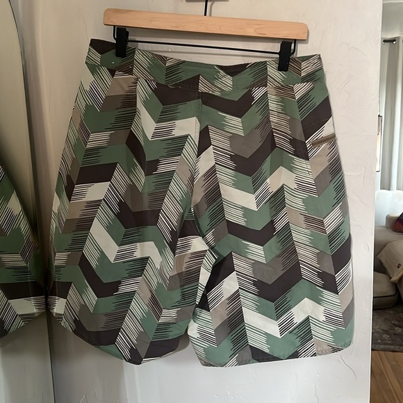 Patagonia Green and Brown Patterned swim trunks - Picture 4 of 4